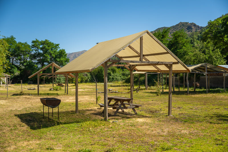 Quinchos con mesas en el parque