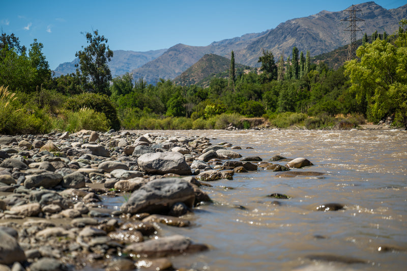 Orilla del río Maipo en el parque Serranía Maipo
